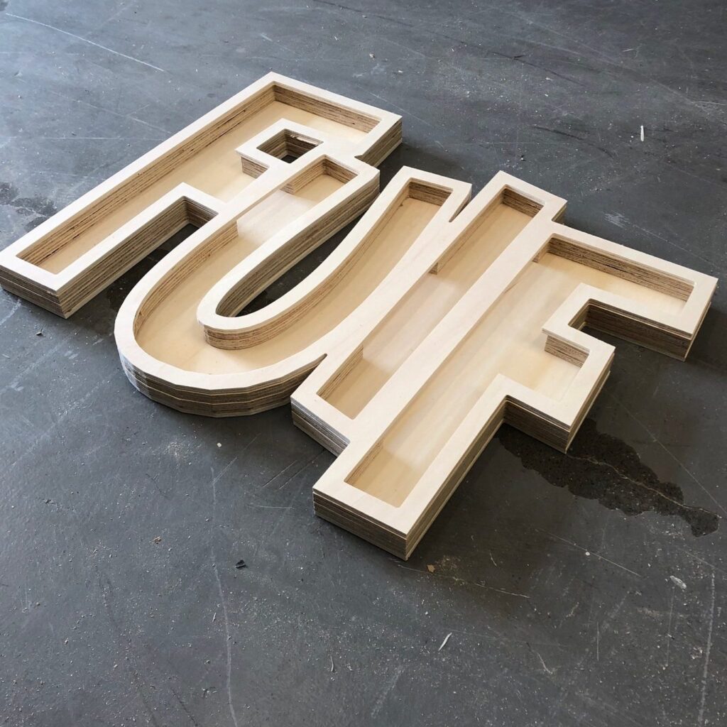 dikke houten letters lichtletters van hout en multiplex gesneden