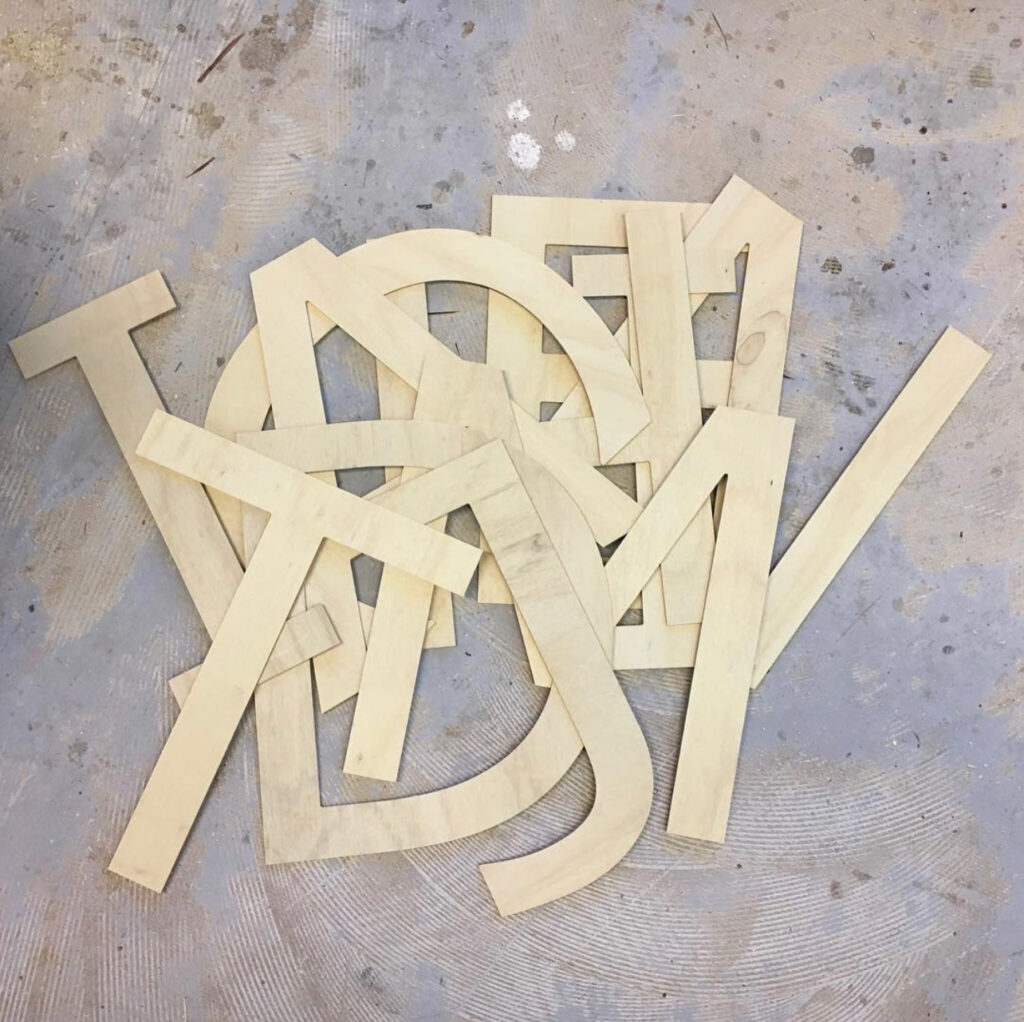 dunnen houten letters voor winkel of logo of lichtletters decoratie