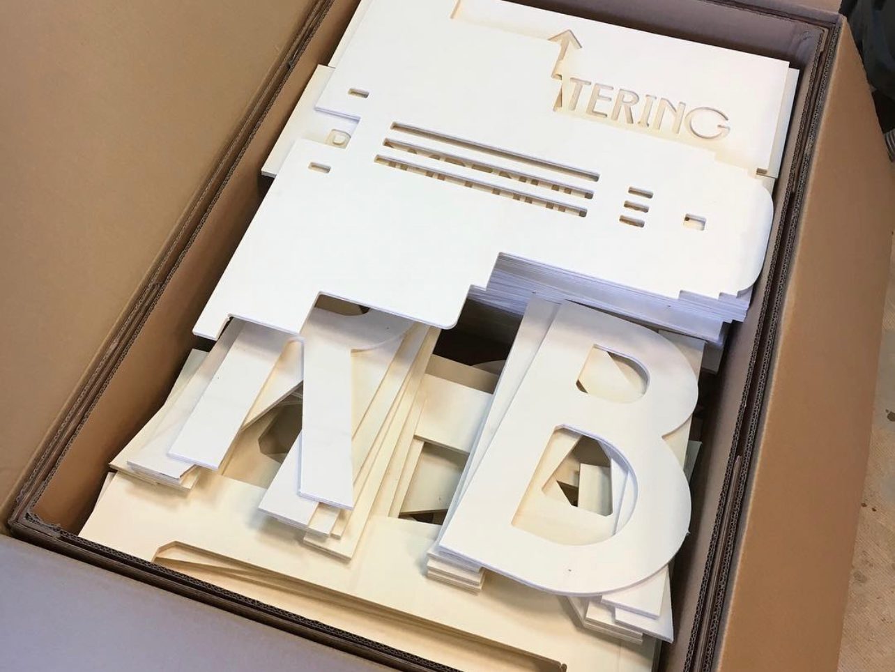 houten letters en logo gesneden van multiplex hout