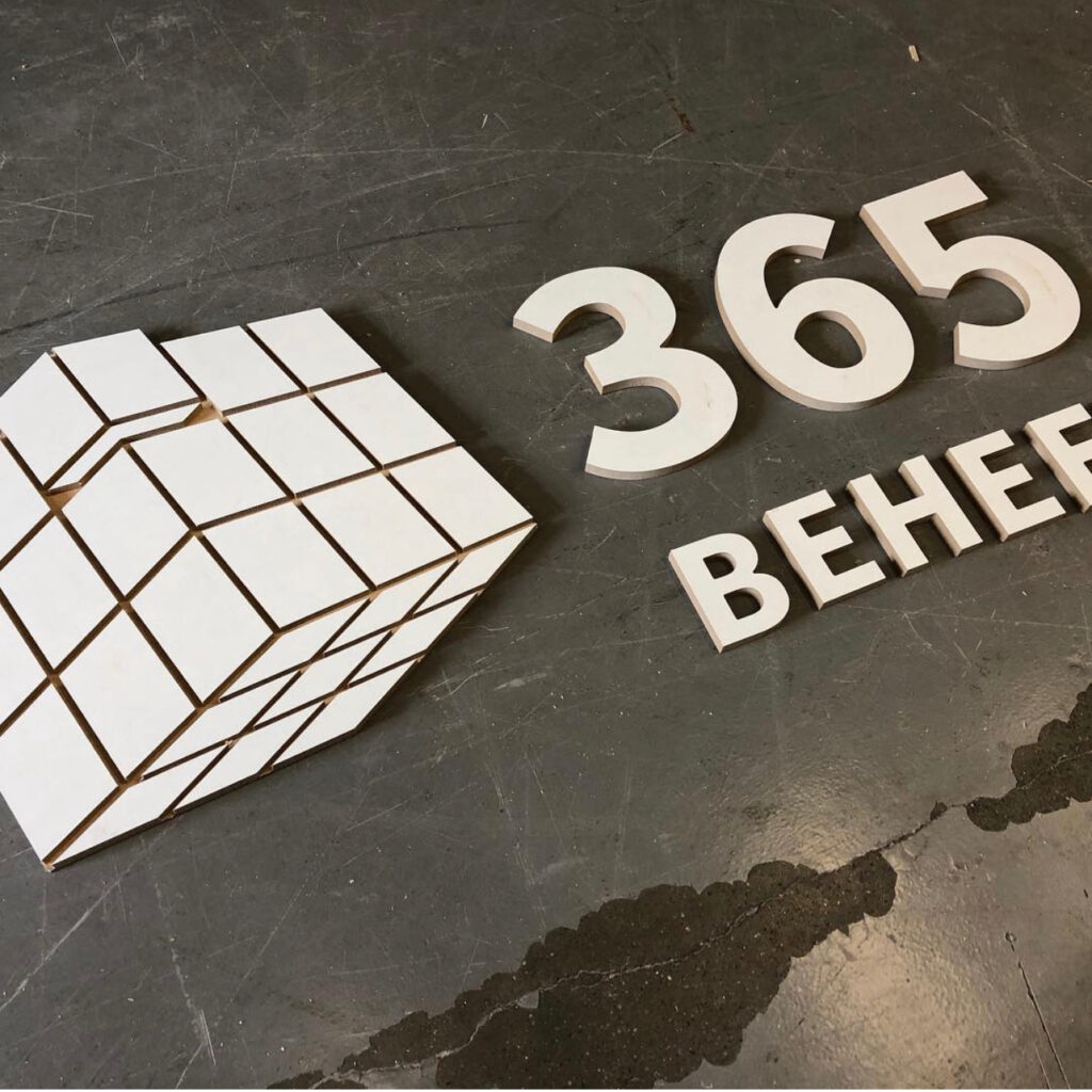 houten letters logo onderdelen van hout gesneden