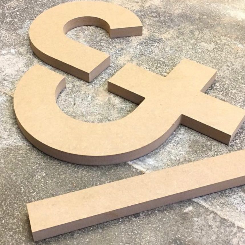 houten logo gemaakt van mdf houten letters gesneden uit hout