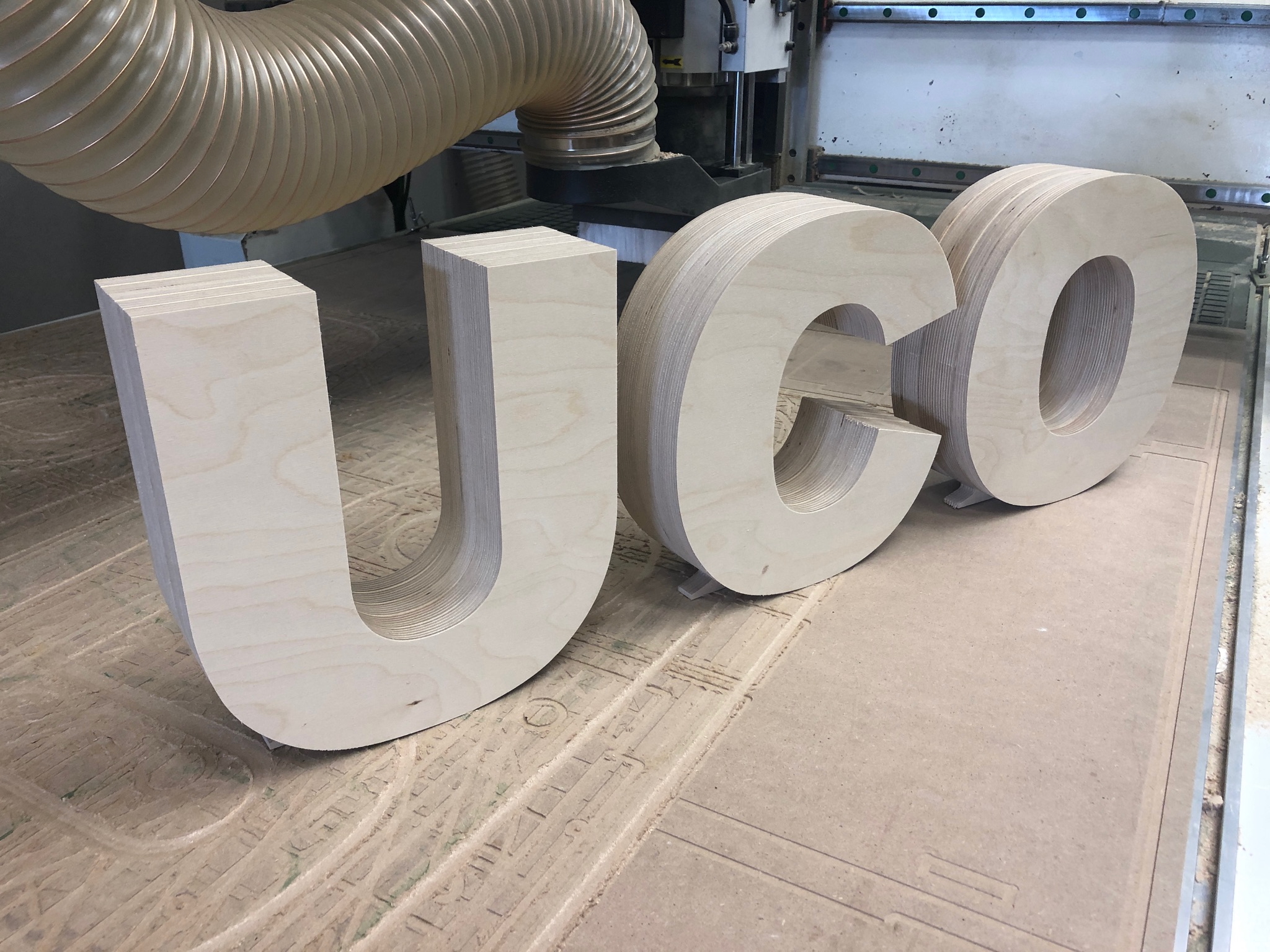 Extra grote en dikke houten letters