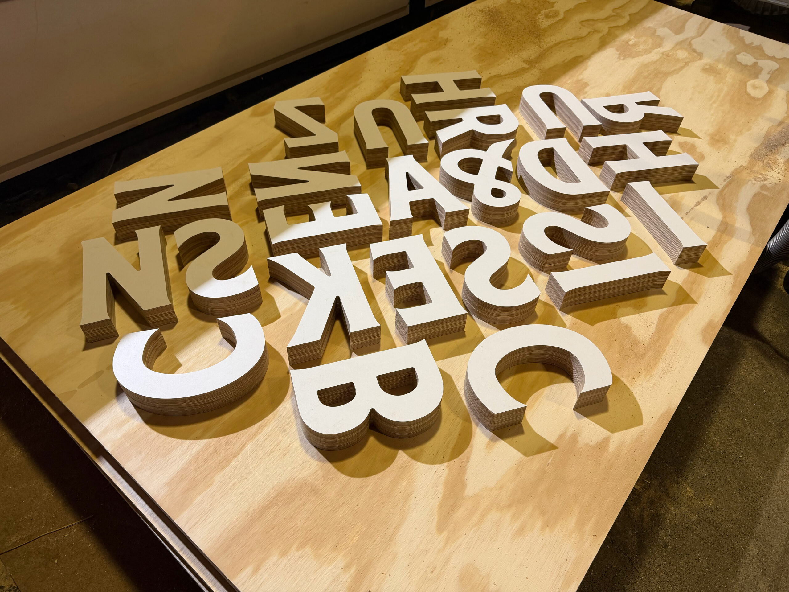 dikke hpl berken multiplex letters voor signing decor of winkel reclame de firma cnc Utrecht houten letters op maat in elk font en houtsoort