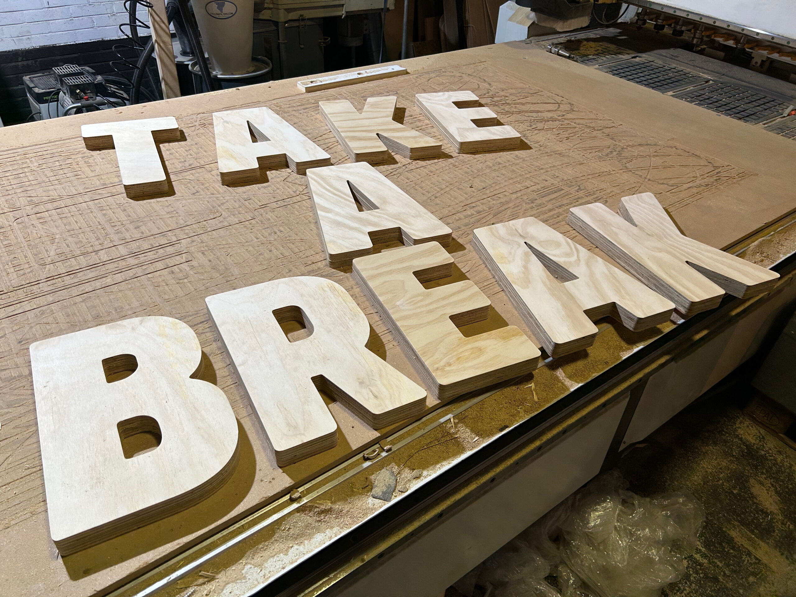 houten letters 3d letters van hout laten maken letters in hout frezen cnc frezen utrecht frezen in hout houten letters kopen