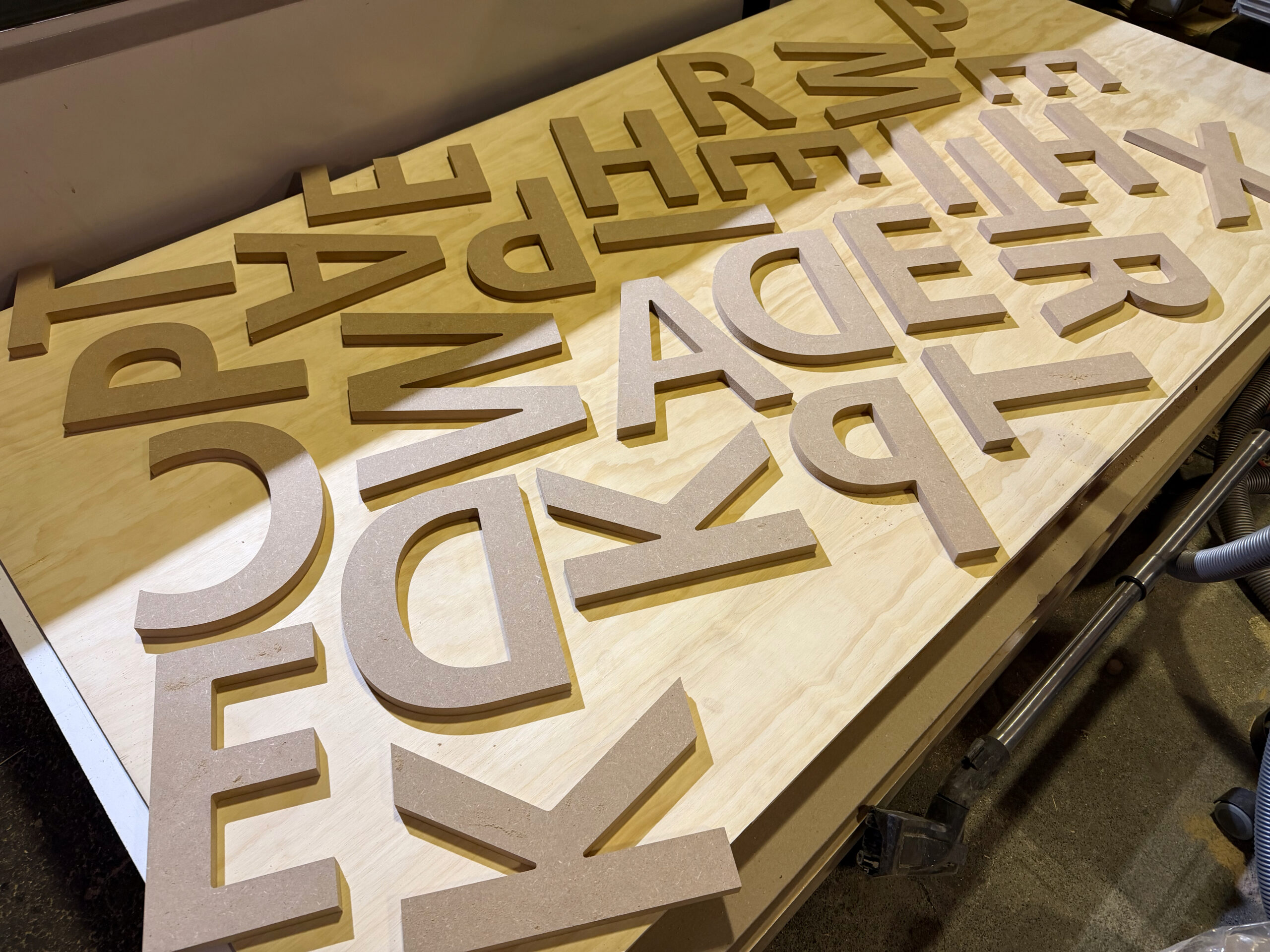 houten letters op maat in elke houtsoort en font, bestel snel en eenvoudig online houten letters in het gewenste lettertype