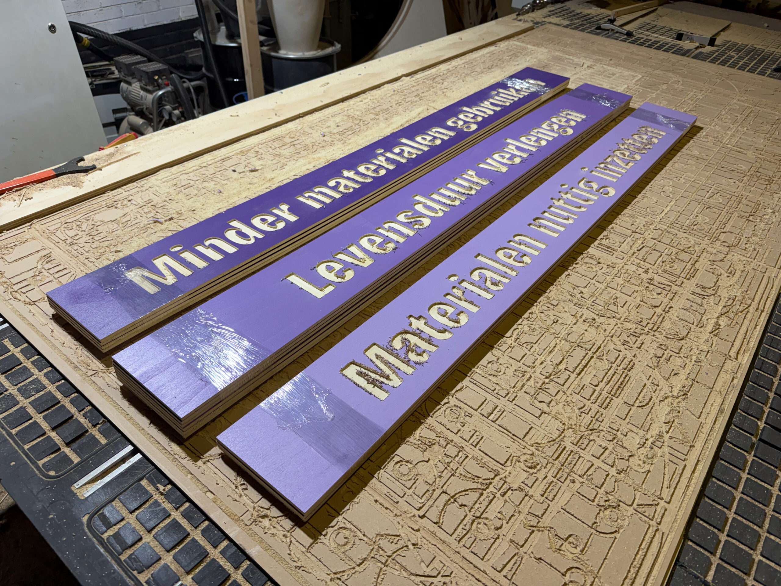 houten naambord op maat bedrijfs signing op maat in hout decoratieve naamborden van hout op maat