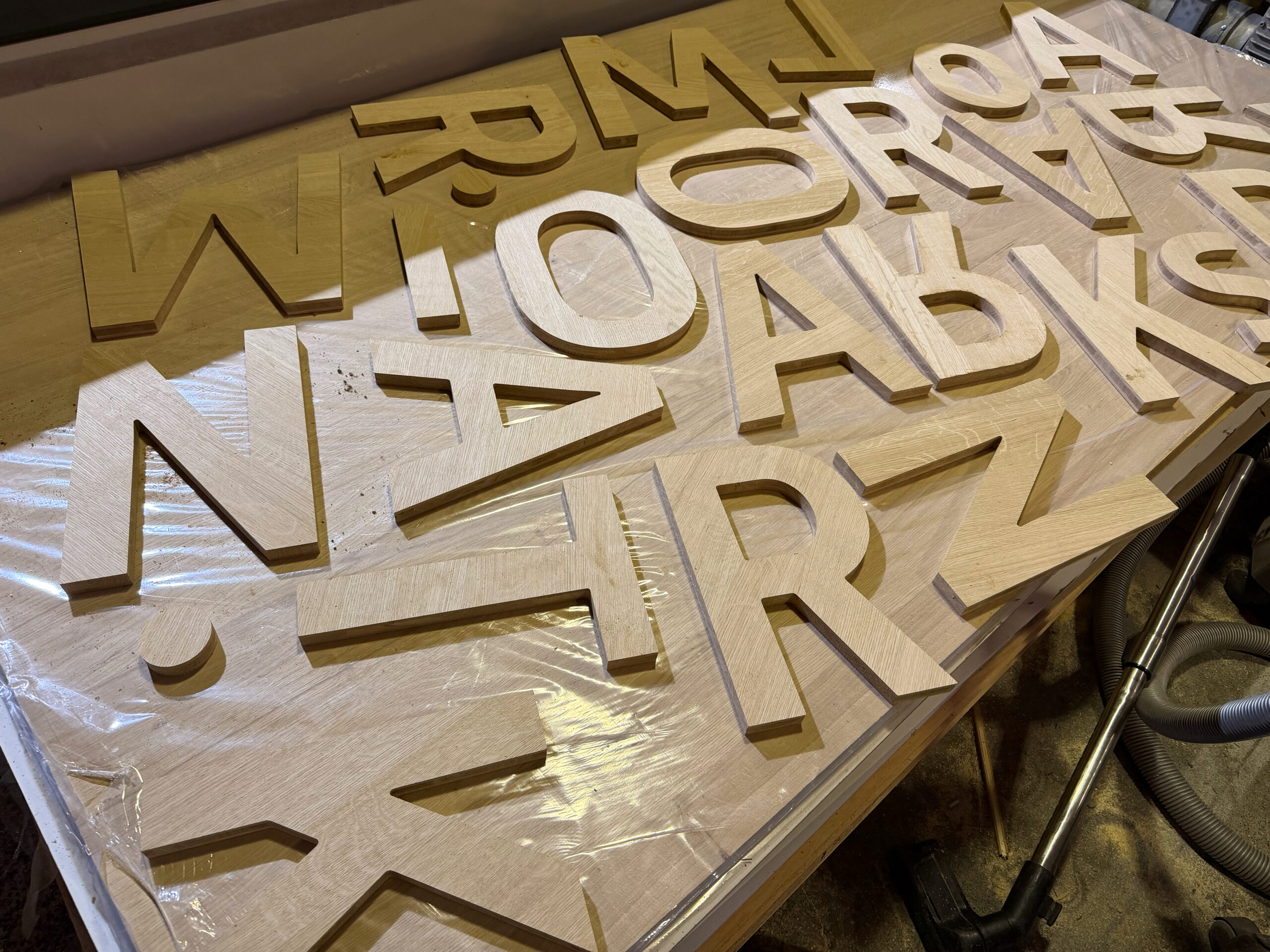 Eikenhouten Letters Op Maat Gemaakt Door De Firma Cnc In Utrecht Luxe Houten Letters Dik Eigen Font En Ontwerp Groot Formaat